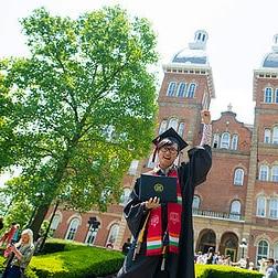 5月18日，毕业典礼结束后，学生们与家人和朋友在Old Main外合影留念, 2019 on the campus of Washington & Jefferson College.